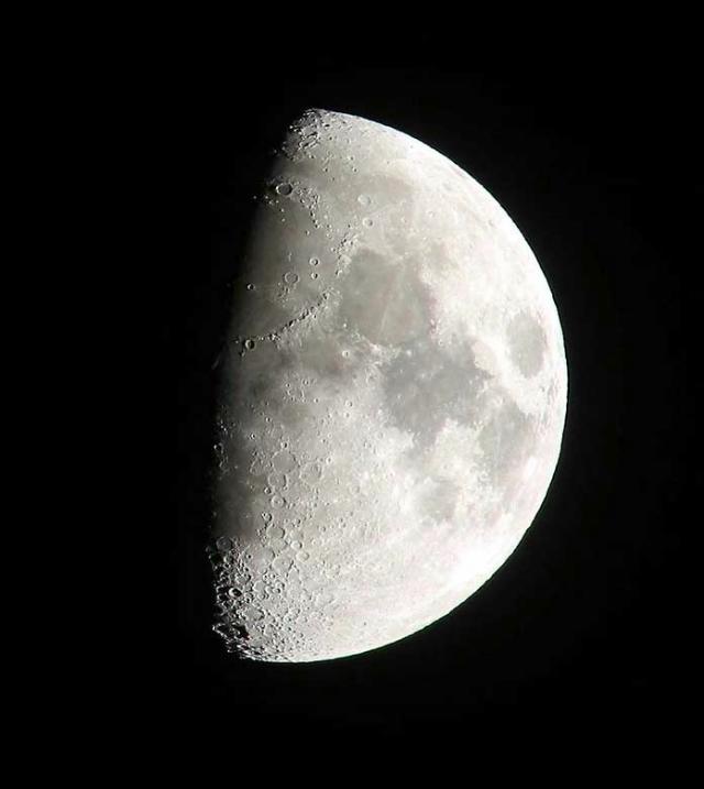[Moon.    . Daniel Hershman, from Seattle.   Canon PowerShot S30. Digital camera Canon PowerShot S30]