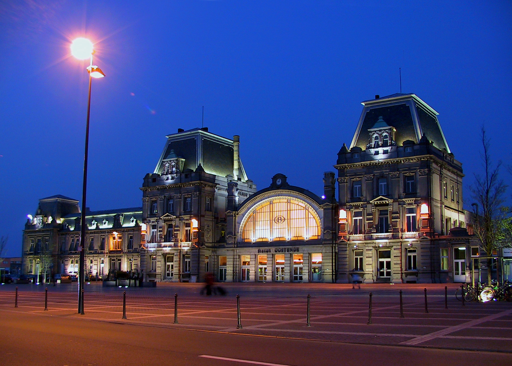 [Ostend railway station. JMJ.   Canon powershot Pro 90. Digital camera Canon powershot Pro 90]