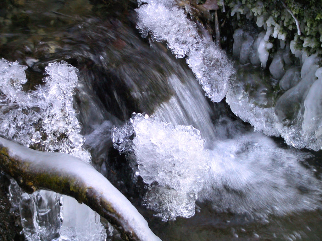 [Water and Ice. JMJ.   Canon powershot Pro 90. Digital camera Canon powershot Pro 90]