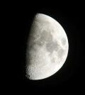 [Moon. Снимок сделан через телескоп. Цифровая фотокамера Canon PowerShot S30]